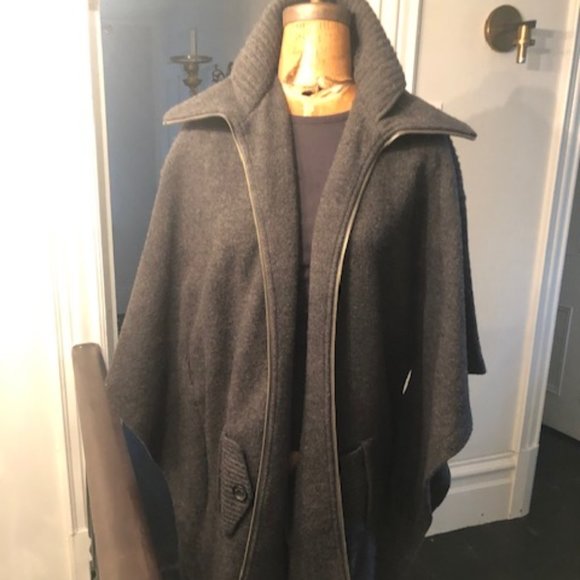 Cape in Merino Wool - Picture 1 of 3